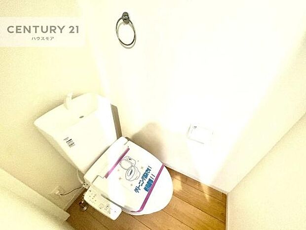 1・2階にトイレがございます!朝の忙しい時間帯も待たずにすみそうですね。白を基調とした清潔感のあるトイレでお手入れがしやすいです!