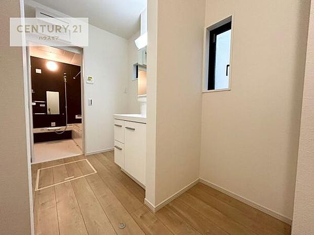 収納たっぷりの洗面室!リネンスペースがございます。日用品のストックやバスタオルがスッキリと収納できて取り出しやすい!水回りがスッキリ片付いて気持ちの良い空間!