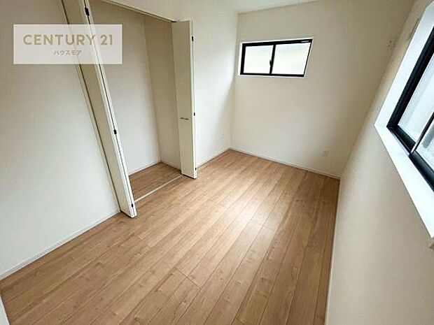 洋室は子供部屋や寝室、色々と用途多彩に利用できますね。収納力もたっぷりなので、広々気持ちよく過ごすことができます。