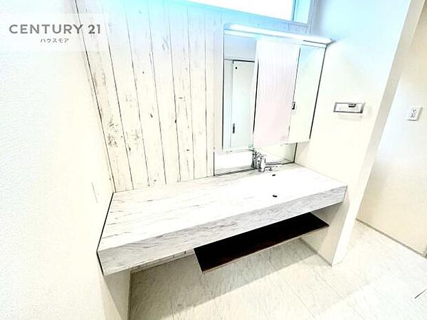 三面鏡仕様の洗面所は、身だしなみがしやすい造り!裏は収納になっています。ドライヤーやお化粧道具を片付けられるので洗面台周りをスッキリと見せることが出来ます!