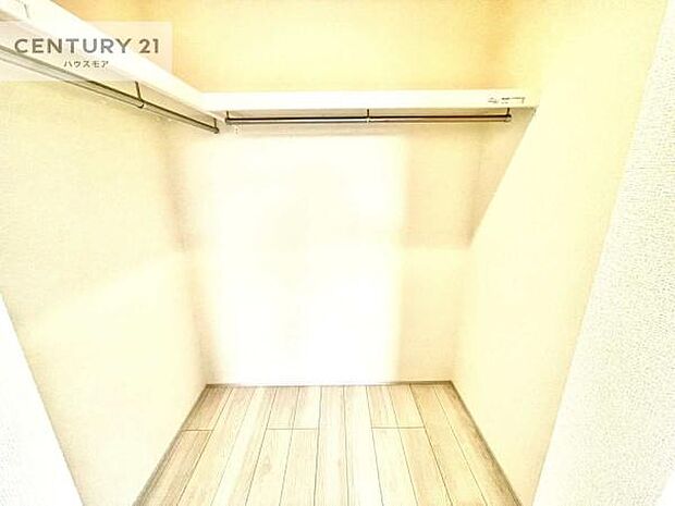 ウォークインクローゼット付きです。たくさんのお洋服などを収納しておけそうですね!他にも扇風機や加湿器など季節物の大きな家電も収納できます。