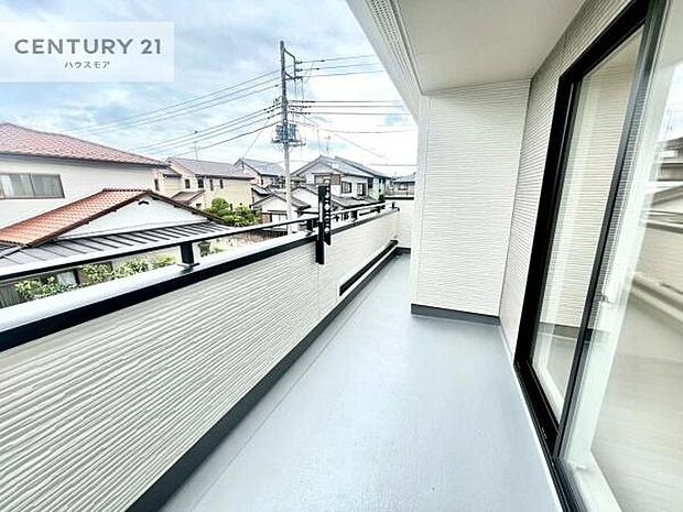 広々としているバルコニーです!お洗濯物を干すのはもちろん風に当たりながらくつろぎタイムが送れます!