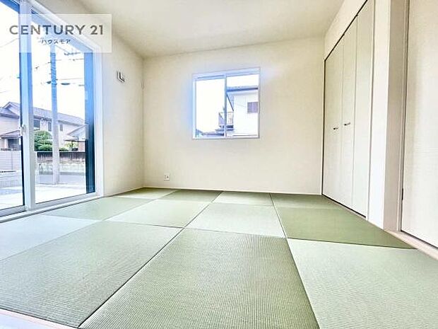 タタミの香りが安らぎを与える、リラックス空間。窓も大きく開放感のある和室となっております。日本人の心感じる「和」の空間。井草の香り漂う空間は癒しのひと時を演出してくれます!