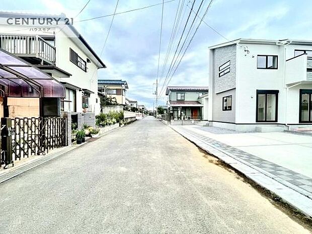 前面道路5.2m!陽当り良好な立地です。車庫入れが苦手な方も安心ですね。