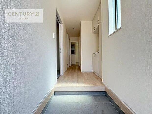 疲れて帰ってきても、ただいま!を言いたくなる、優しく迎え入れてくれる空間になっています。明るく温もり溢れる玄関です!