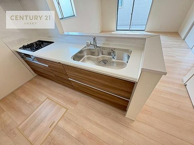 大人気の対面式システムキッチンを採用しています!ご家族のコミュニケーションが自然と増える設計です。お子様にも目が届くので嬉しいですね。収納力もあります!