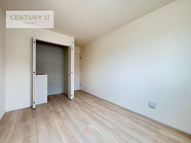 掃き出し窓がないお部屋は、お子様のお部屋としても安心です!収納スペースも充実しているので散らかったお部屋をサッと片付けられます!