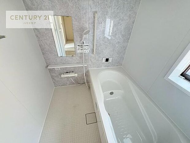 白を基調とした清潔感のあるバスルーム!快適なバスタイムが送れます!1日の疲れをしっかりと癒してくれる素敵なリラクゼーション空間になりそうですね。