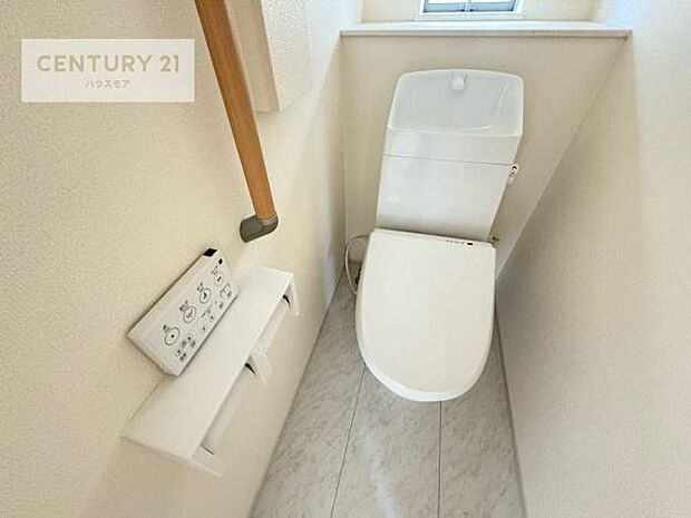 1・2階にトイレがございます!朝の忙しい時間帯も待たずにすみそうですね。白を基調とした清潔感のあるトイレでお手入れがしやすいです!
