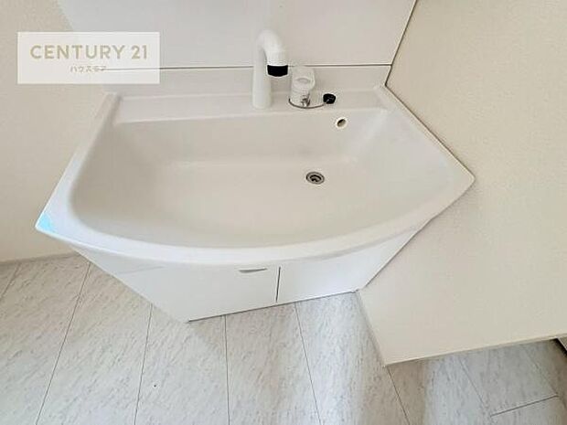 洗面台のボウルが深く床に水が跳ねにくいです!それにお掃除がしやすい使い勝手の良い白を基調とした清潔感のある洗面台で気持ちよくお使いいただけます!