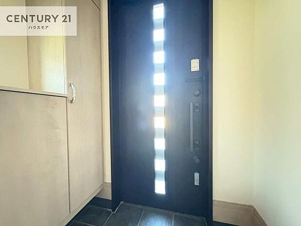 シューズボックス付きなので、玄関が片付きお掃除がしやすいです!スッキリした玄関で戸を開けた瞬間、清潔感のある心地いい空間が出迎えてくれます。