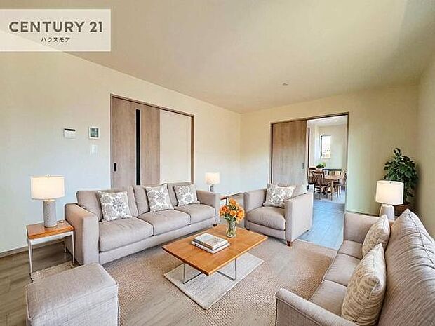 家具はCGパースです。大きな窓からたっぷりの陽ざしが入る明るいリビング。開放感のあるリビングで家族団らんのくつろぎの時間を過ごせます。