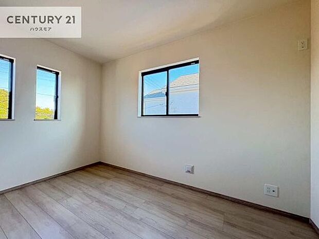 掃き出し窓がないお部屋は、お子様のお部屋としても安心です!収納スペースも充実しているので散らかったお部屋をサッと片付けられます!