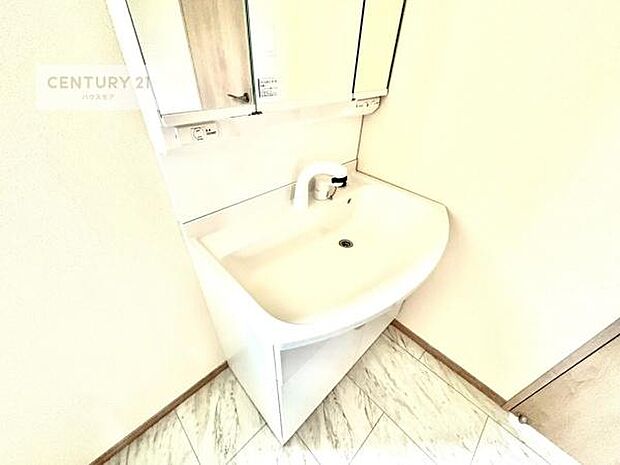 深い洗面台ボウルは、水が跳ねにくいのでお手入れが楽々!清潔感が保てます!キレイな洗面所で自分磨きのモチベーションが上がりますね!