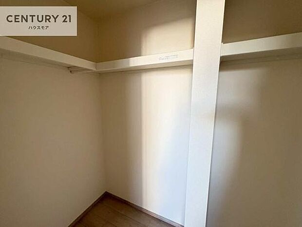 ウォークインクローゼット付きです。たくさんのお洋服などを収納しておけそうですね!他にも扇風機や加湿器など季節物の大きな家電も収納できます。