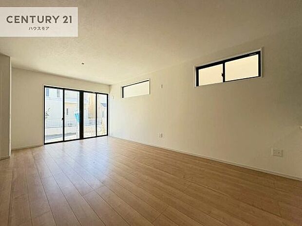 大きな窓からたっぷりの陽ざしが入る明るいリビング。開放感のあるリビングで家族団らんのくつろぎの時間を過ごせます。