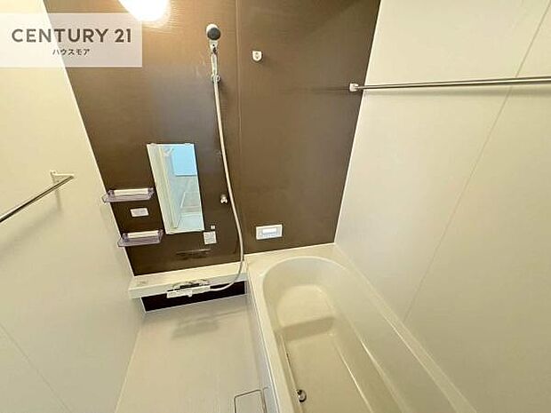 落ち着きある大人の雰囲気のバスルームは、シックなデザインでバスタイムが充実!お仕事頑張っているご褒美にお好みの匂いの入浴剤を入れて、楽しんでみてはいかがでしょうか?