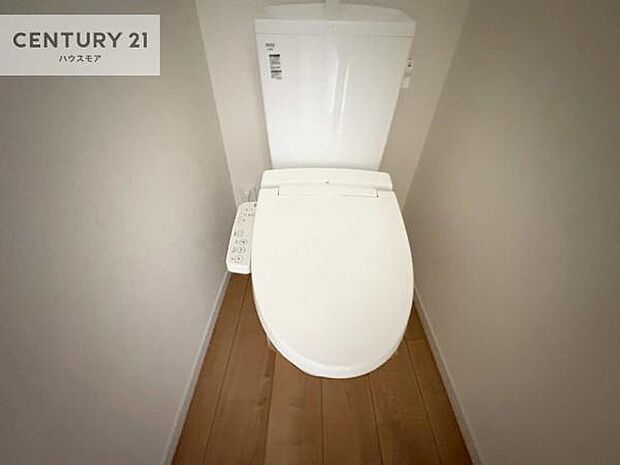 1・2階にトイレがございます!朝の忙しい時間帯も待たずにすみそうですね。白を基調とした清潔感のあるトイレでお手入れがしやすいです!