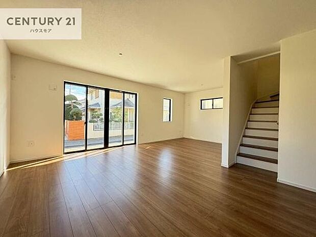 リビングイン階段でコミュニケーションが取りやすいリビング!広々しているのでソファーやダイニングテーブルを置いても窮屈にならず快適に過ごせます!