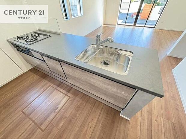 大人気の対面式システムキッチンを採用しています!ご家族のコミュニケーションが自然と増える設計です。お子様にも目が届くので嬉しいですね。広々使えて快適に作業が進みます。