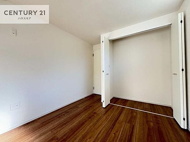 掃き出し窓がないお部屋は、お子様のお部屋としても安心です!収納スペースも充実しているので散らかったお部屋をサッと片付けられます!