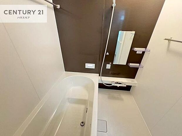 落ち着きある大人の雰囲気のバスルームは、シックなデザインでバスタイムが充実!お仕事頑張っているご褒美にお好みの匂いの入浴剤を入れて、楽しんでみてはいかがでしょうか?