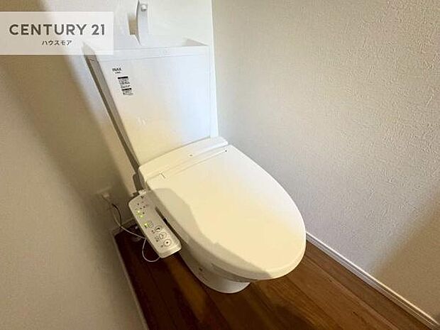 1・2階にトイレがございます!朝の忙しい時間帯も待たずにすみそうですね。白を基調とした清潔感のあるトイレでお手入れがしやすいです!