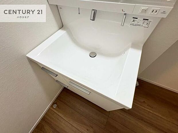 深い洗面台ボウルは、水が跳ねにくいのでお手入れが楽々!清潔感が保てます!キレイな洗面所で自分磨きのモチベーションが上がりますね!