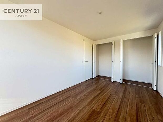 各洋室にはクローゼットを完備しており、収納スペースも充実。衣類や日用品、季節物の収納に便利で、いつでもすっきりと片付いたお部屋を保てます。