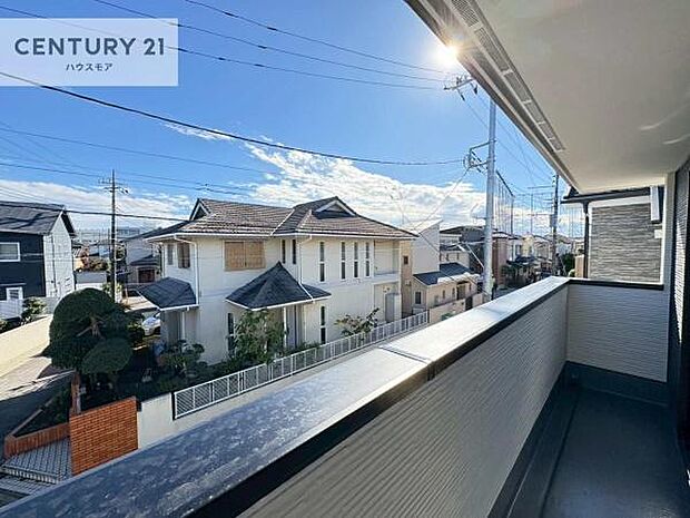 広々としたバルコニーはお洗濯ものを干すだけではなく椅子を置いて読書をしたりほっと一息つく場所にもなります!