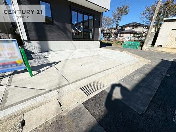 駐車スペースは2台分あります!セカンドカーはもちろん、バイクや自転車なども置き場所に困りません。