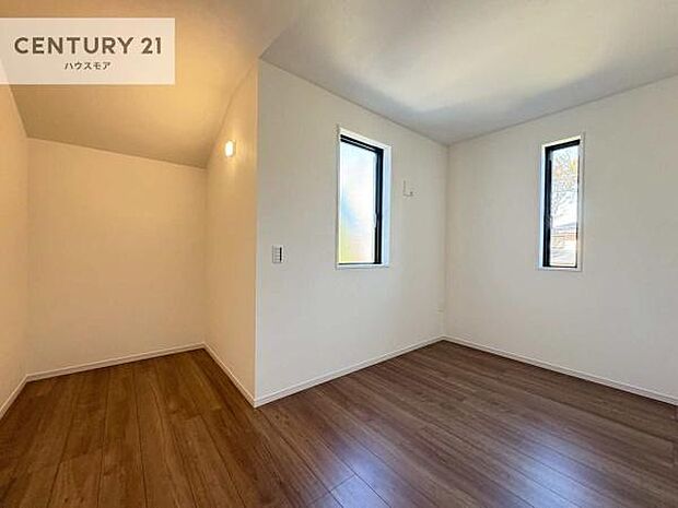 2面採光を確保した明るい室内は、風通しも良く、明るく大変居心地の良い空間となっております。リラックスして過ごせる心地の良いお部屋です!朝の目覚めがスッキリしますね!