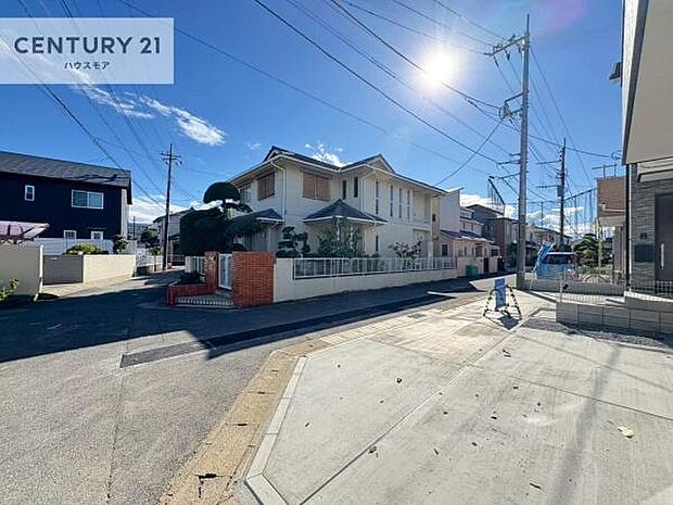 前面道路は4.5m!陽当り良好な立地です。車庫入れが苦手な方も安心ですね。