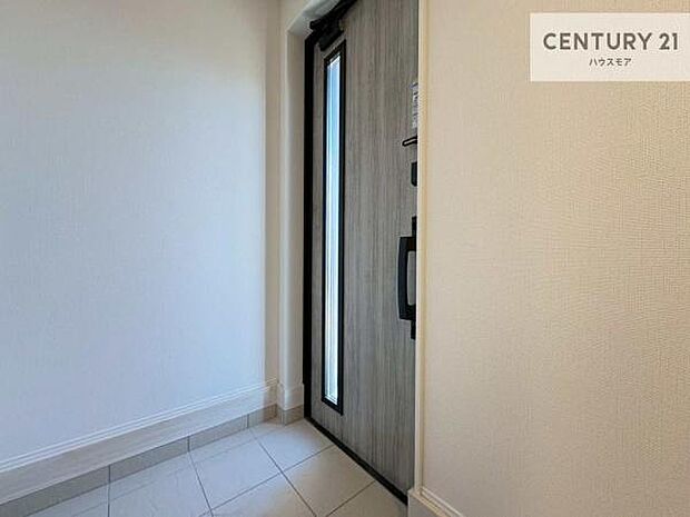 落ち着いた雰囲気の玄関です。オシャレな玄関で家族やお客様を送迎できるのはいいですね!