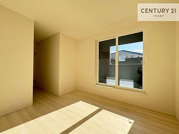 バルコニーに面している洋室です。明るく温もりがあり、換気もしっかりできます!朝起きて、外に出て背伸びをしつつ深呼吸をし良い朝を迎え入れることができます。