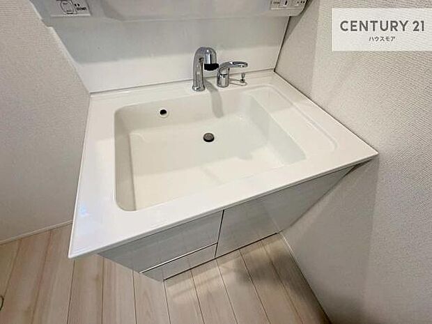 深い洗面台ボウルは、水が跳ねにくいのでお手入れが楽々!清潔感が保てます!キレイな洗面所で自分磨きのモチベーションが上がりますね!