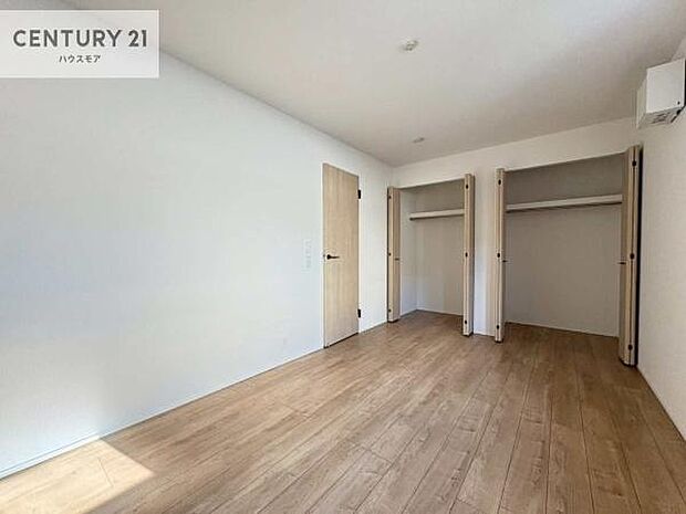 収納スペースがついています!居室をスッキリ整頓する事ができますね。家具を選ばないシンプルなデザインの為、家具を選ばずお気に入りの空間作りができそうですね。