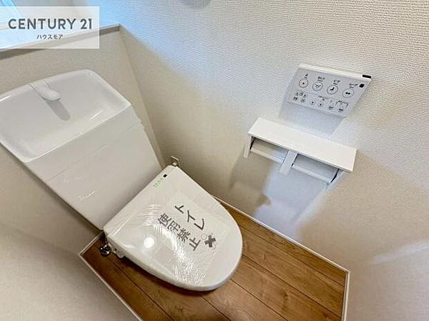 1・2階にトイレがございます!朝の忙しい時間帯も待たずにすみそうですね。白を基調とした清潔感のあるトイレでお手入れがしやすいです!