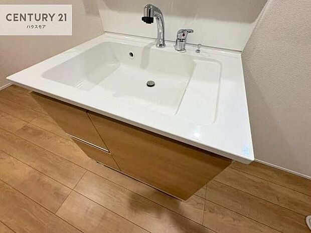 深い洗面台ボウルは、水が跳ねにくいのでお手入れが楽々!清潔感が保てます!キレイな洗面所で自分磨きのモチベーションが上がりますね!