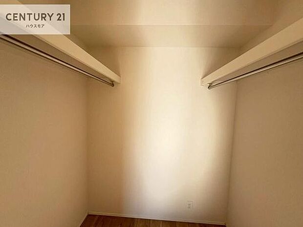 ウォークインクローゼット付きです。たくさんのお洋服などを収納しておけそうですね!他にも扇風機や加湿器など季節物の大きな家電も収納できます。