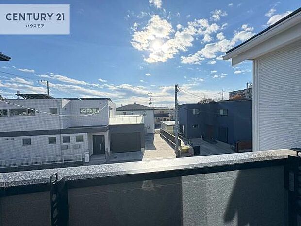 晴れた日には青い空を見渡せる開放的な時間を楽しめます。気持ちの良い風が通り抜ける街並みです!