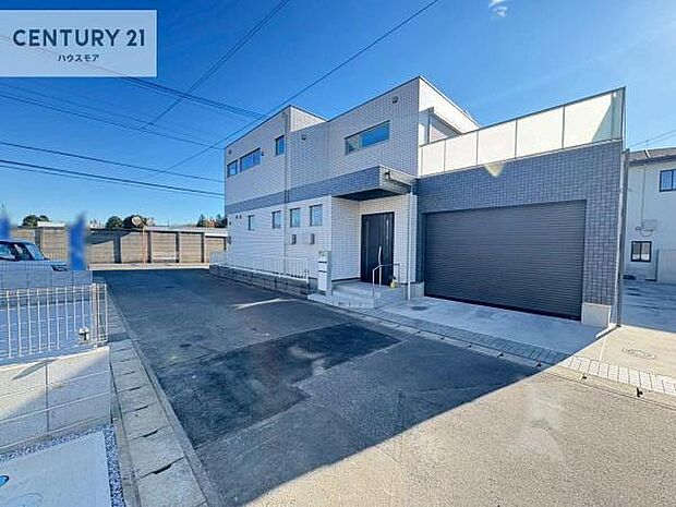 前面道路は5m!陽当り良好な立地です。車庫入れが苦手な方も安心ですね。