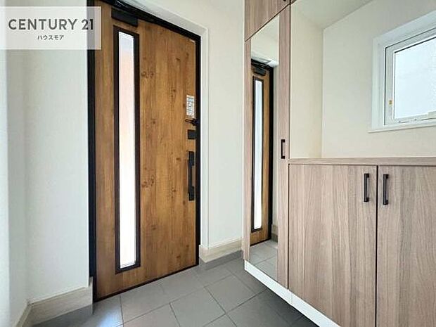 シューズボックス付きなので、玄関が片付きお掃除がしやすいです!スッキリした玄関で戸を開けた瞬間、清潔感のある心地いい空間が出迎えてくれます。