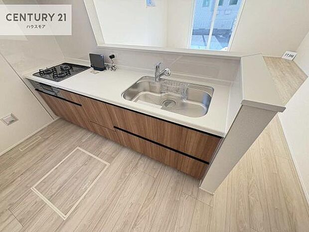 大人気の対面式システムキッチンを採用しています!ご家族のコミュニケーションが自然と増える設計です。お子様にも目が届くので嬉しいですね。広々使えて快適に作業が進みます。