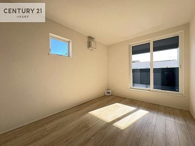 バルコニーに面している洋室です。明るく温もりがあり、換気もしっかりできます!朝起きて、外に出て背伸びをしつつ深呼吸をし良い朝を迎え入れることができます。