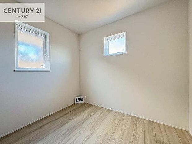 掃き出し窓がないお部屋は、お子様のお部屋としても安心です!収納スペースも充実しているので散らかったお部屋をサッと片付けられます!