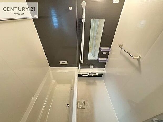 落ち着きある大人の雰囲気のバスルームは、味が出ていてバスタイムが充実!お仕事頑張っているご褒美にお好みの匂いの入浴剤を入れて、楽しんでみてはいかがでしょうか?