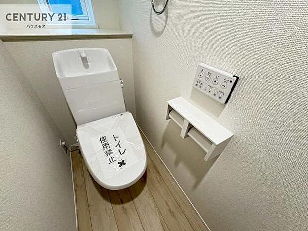 1・2階にトイレがございます!朝の忙しい時間帯も待たずにすみそうですね。白を基調とした清潔感のあるトイレでお手入れがしやすいです!