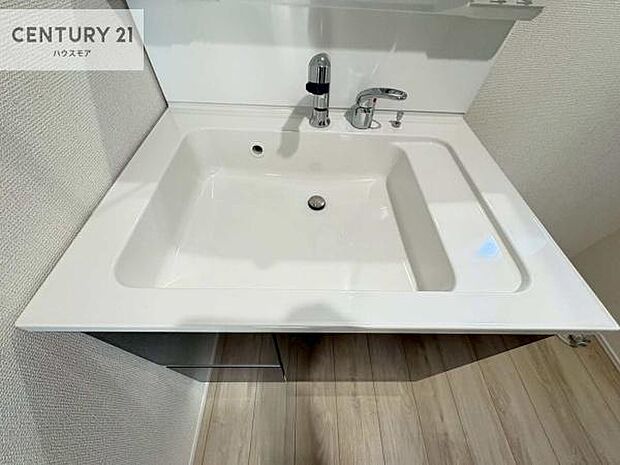 深い洗面台ボウルは、水が跳ねにくいのでお手入れが楽々!清潔感が保てます!キレイな洗面所で自分磨きのモチベーションが上がりますね!