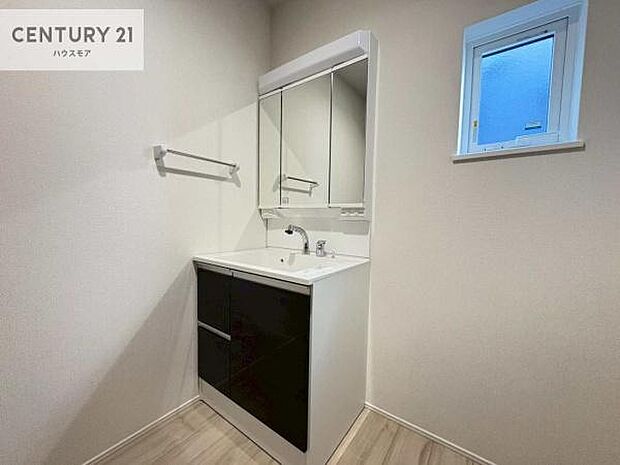 小窓付きの明るい洗面室です!湿気もすぐに入れ替えができて清潔に保つことができます!自然光が差し込むのでお化粧の仕上がりも良くなりますね!